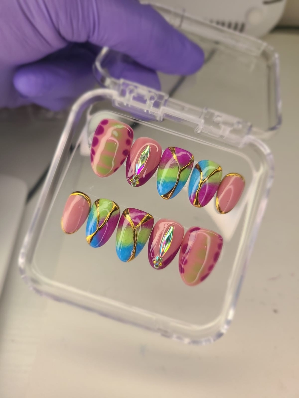 Size(M)-Multicolor Pink Iridescent Press-On Nail Set.